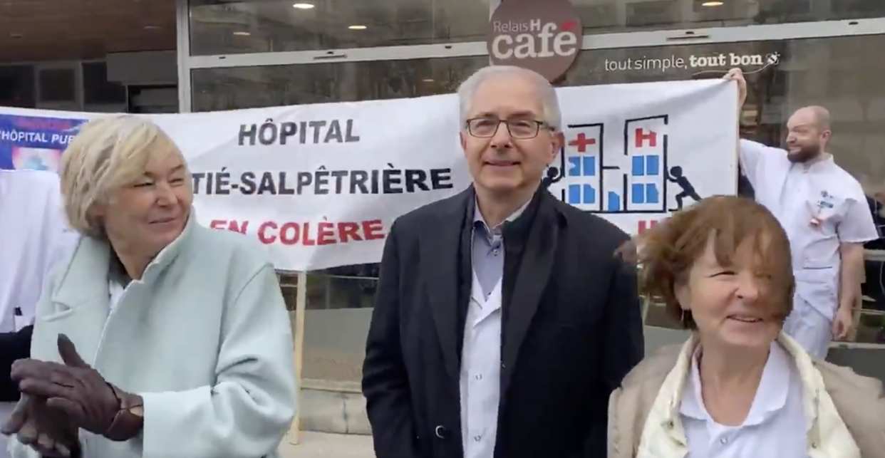 Des chefs de services démissionnaires, devant l'hôpital de la Pitié-Salpêtrière, à Paris, le 4 février 2020.