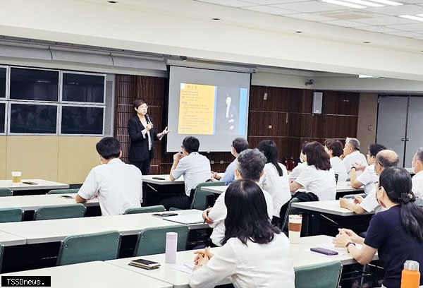 前金融評議中心董事長暨陽明交通大學法律教授林志潔與現場同仁及客戶分享防制高齡金融剝削意識。