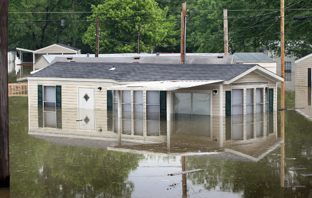 El río Mississippi llegó a alcanzar en algunos puntos una profundidad de unos 15 metros, sumergiendo bajo sus aguas casas prácticamente por completo. Esta era una casa cualquiera en Memphis, Tennessee. Los estados afectados por la lluvia y el desbordamiento fueron Missouri, Illinois, Kentucky, Tennessee y Arkansas. (Scott Olson/Getty Images)