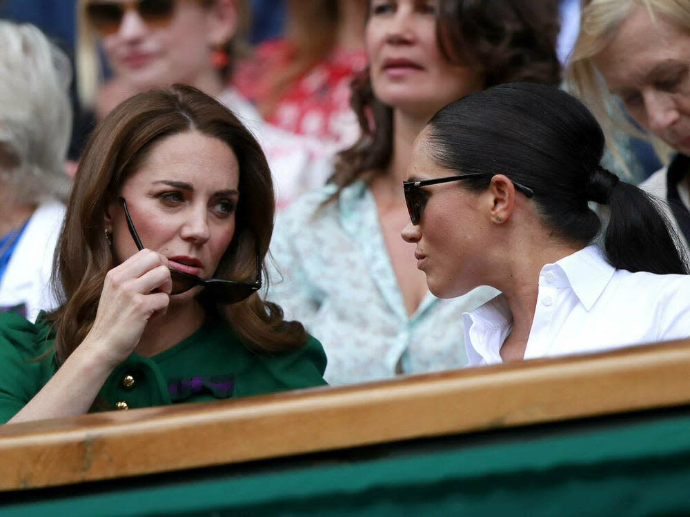 Herzogin Kate (l.) und Herzogin Meghan bei einem gemeinsamen Besuch des Wimbledon-Turniers. (Bild: imago images/Paul Marriott)