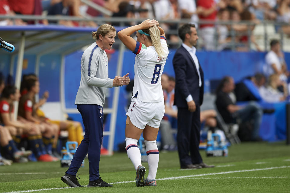 Jill Ellis coach of United States gives instructions Julie Ertz (Chicago Red Stars) of United States during the 2019 FIFA Women's World Cup France Round Of 16 match between Spain and USA at Stade Auguste Delaune on June 24, 2019 in Reims, France. (Photo by Jose Breton/NurPhoto via Getty Images)