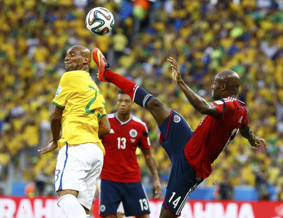 Brazil's Maicon (L) is challenged by Colombia's Victor Ibarbo during the 2014 World Cup quarter-finals soccer match at the Castelao arena in Fortaleza July 4, 2014. REUTERS/Stefano Rellandini