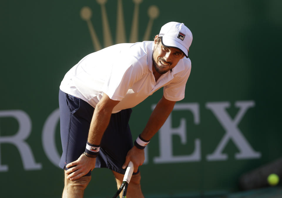 El argentino Guido Pella descansa durante el partido ante Rafael Nadal por los cuartos de final del Masters de Montecarlo, el viernes 19 de abril de 2019. (AP Foto/Claude Paris)