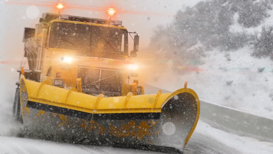 Nordic countries are always icy and snowy in winter, and the local government will sprinkle salt on the snow to prevent freezing. The snowplow lights of Great Wheel exported to the Nordic market have to pass the anti-salt spray test.  (Turn over the giant wheel official website)