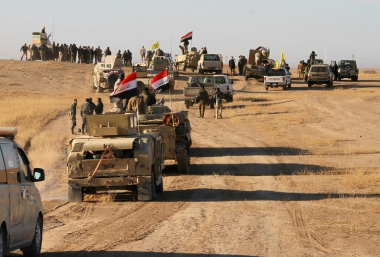 Iraqi forces, supported by members of the Hashed al-Shaabi (Popular Mobilisation units), advance against IS in the northern Iraqi region of al-Hadar, 105 kilometers south of Mosul, on November 23, 2017