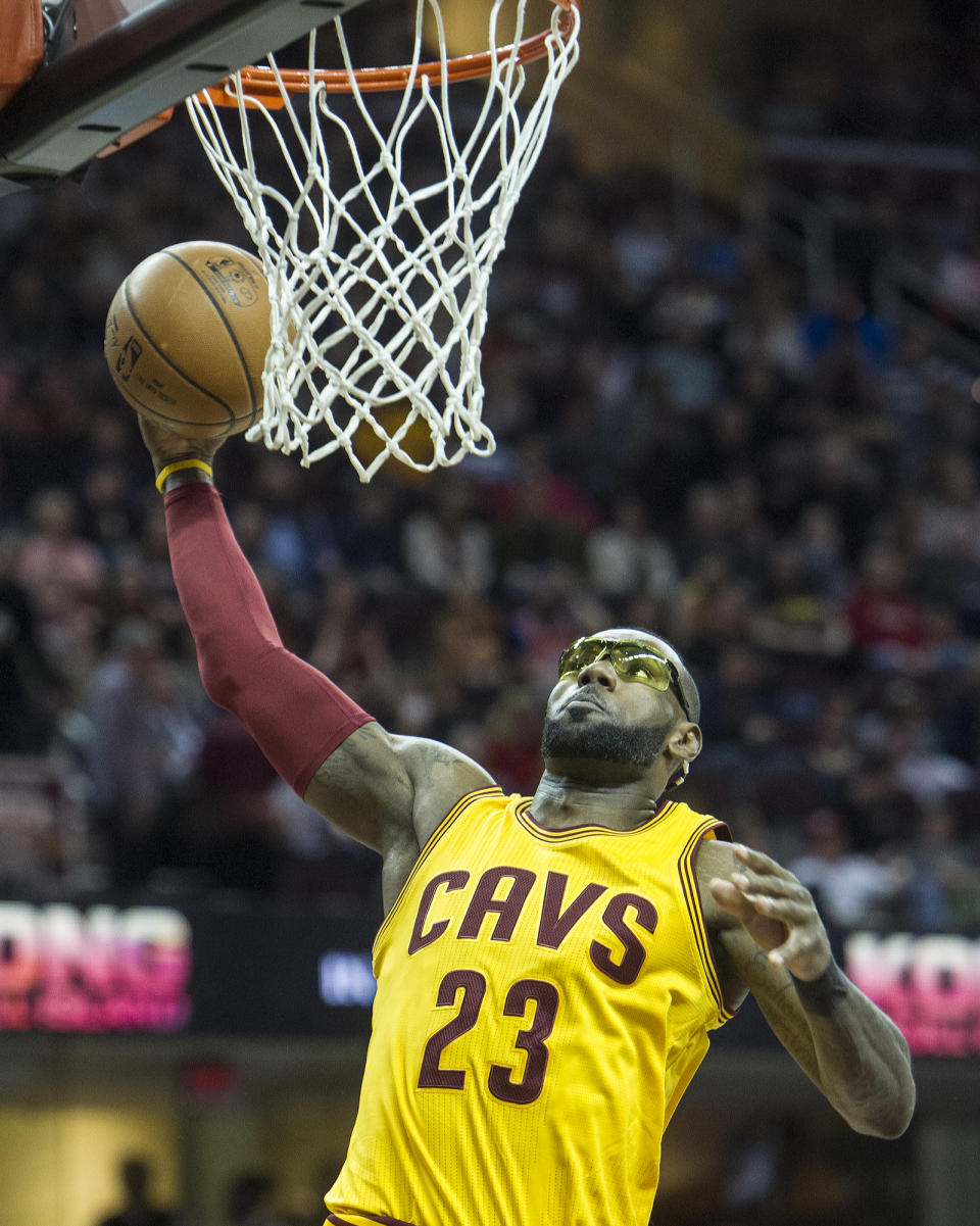 Cleveland Cavaliers' LeBron James prepares to dunk during the first half of an NBA basketball game against the Washington Wizards in Cleveland, Saturday, March 25, 2017. (AP Photo/Phil Long)