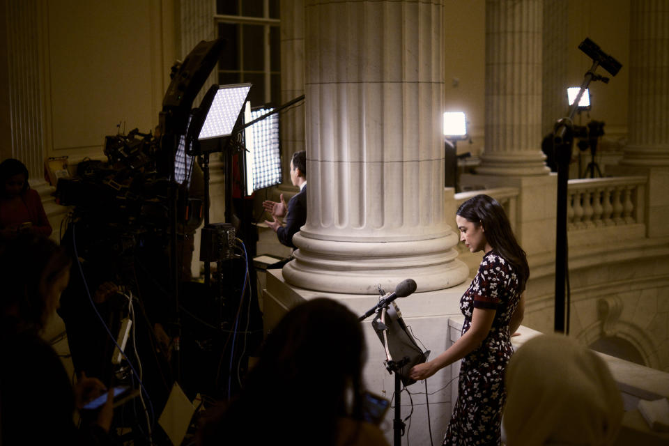 La congresista Alexandria Ocasio-Cortez se prepara para una entrevista televisiva después del Discurso del Estado de la Unión de este año. (T.J. Kirkpatrick/The New York Times)