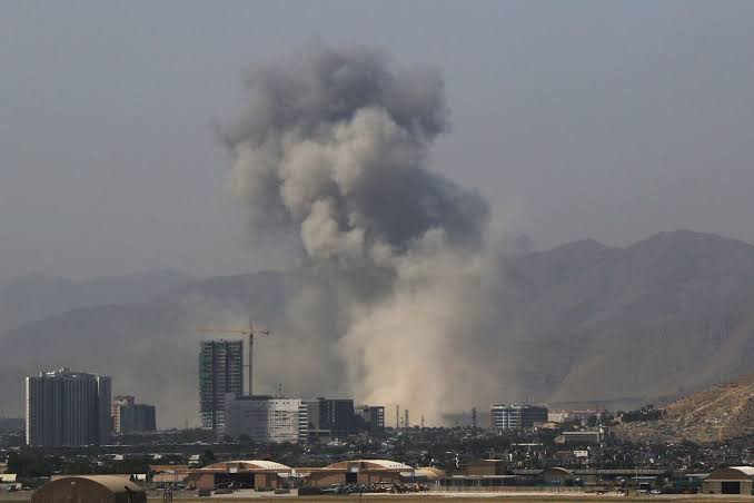 阿富汗喀布爾機場的爆炸案發生在2021 年 8 月，造成 170 名平民和 13 名美軍死亡。   圖:翻攝自推特