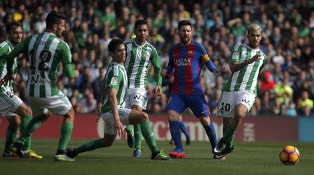 Football Soccer - Real Betis v Barcelona - Spanish Liga Santander - Benito Villamarin stadium, Seville, Spain - 29/01/2017 Barcelona's Lionel Messi is challenged by Real Betis' German Pezzella, Cristiano Piccini, Aissa Mandi, Petros and Daniel Ceballos during the match. REUTERS/Jon Nazca