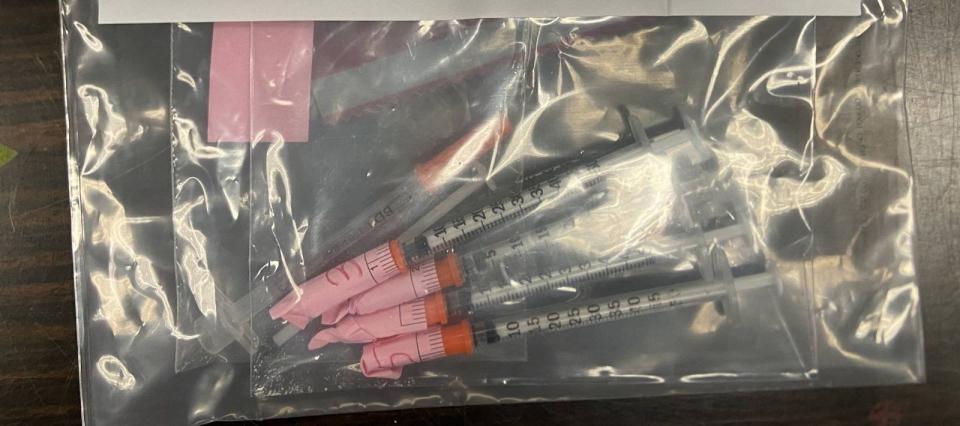 北捷人員檢視包包物品時發現內有針頭及毒品殘渣，通報警方。（翻攝畫面）