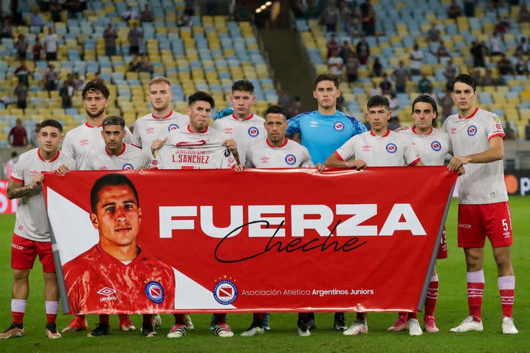 Todo Argentinos, en apoyo a Luciano Sánchez, lesionado por Marcelo en el primer partido