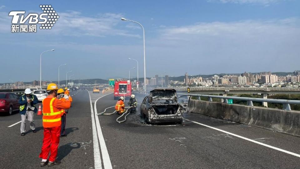 火燒車占用外側出口車道。（圖／TVBS）