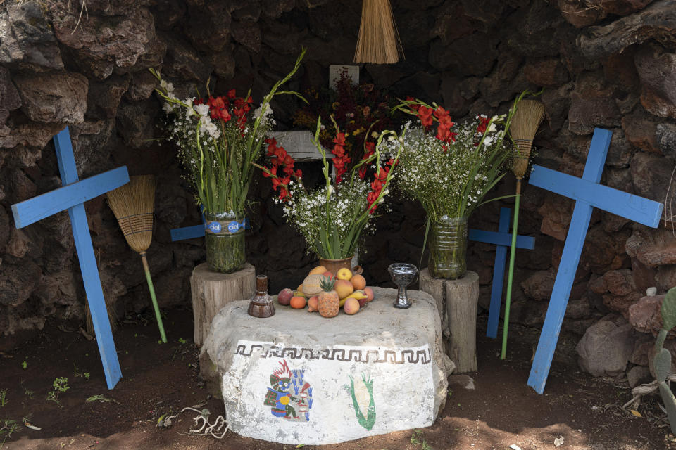 Una réplica del santuario que los pobladores han dedicado al volcán Popocatépetl se encuentra en el Museo del Volcán en Amecameca, México, el domingo 11 de junio de 2023. Además de flores y frutas, el santuario tiene cruces, pero no crucifijos. Están pintadas en azul, en representación del cielo, o en blanco, para recordar a las nubes. (AP Foto/Áurea Del Rosario)