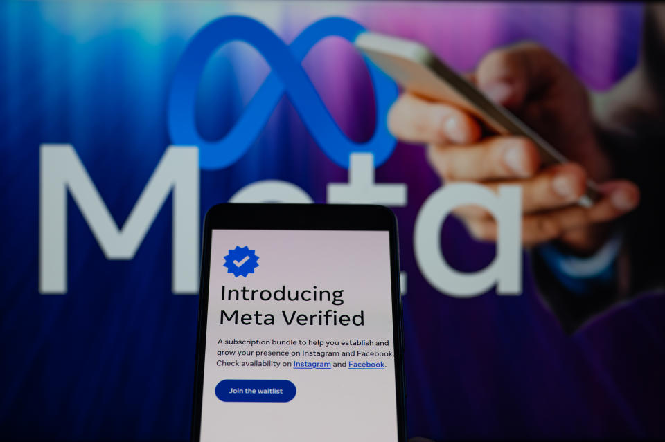 Meta公司今天宣布「Meta驗證」（Meta Verified）服務拓展至更多國家，即日起開放台灣創作者申請訂閱，為Instagram或Facebook單一帳號提供藍勾勾驗證徽章、預防帳號遭冒用的主動保護機制。 （資料照／Jonathan Raa／NurPhoto via Getty Images）