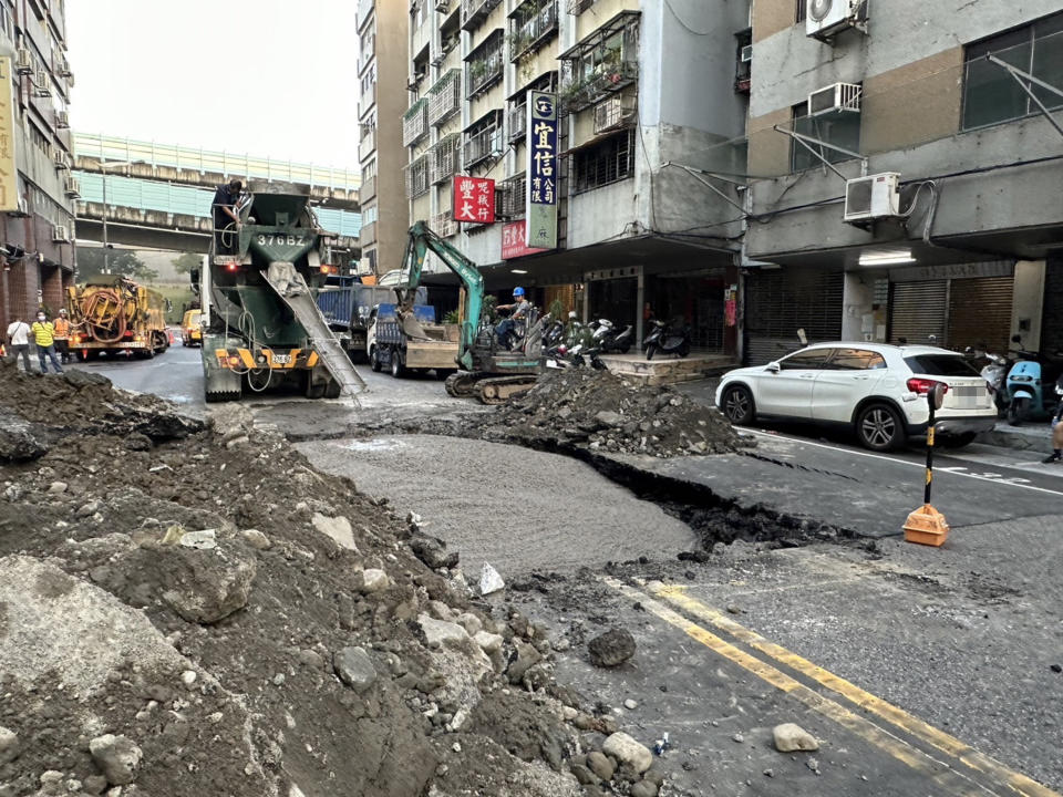 台北市大同區南京西路一帶出現天坑且持續擴大，市府相關單位9日凌晨緊急派員到場處理，並設置臨時救災中心，在道路淘空處灌水泥、穩定地基，確保可盡速通行。（圖／台北市議員陳怡君提供）