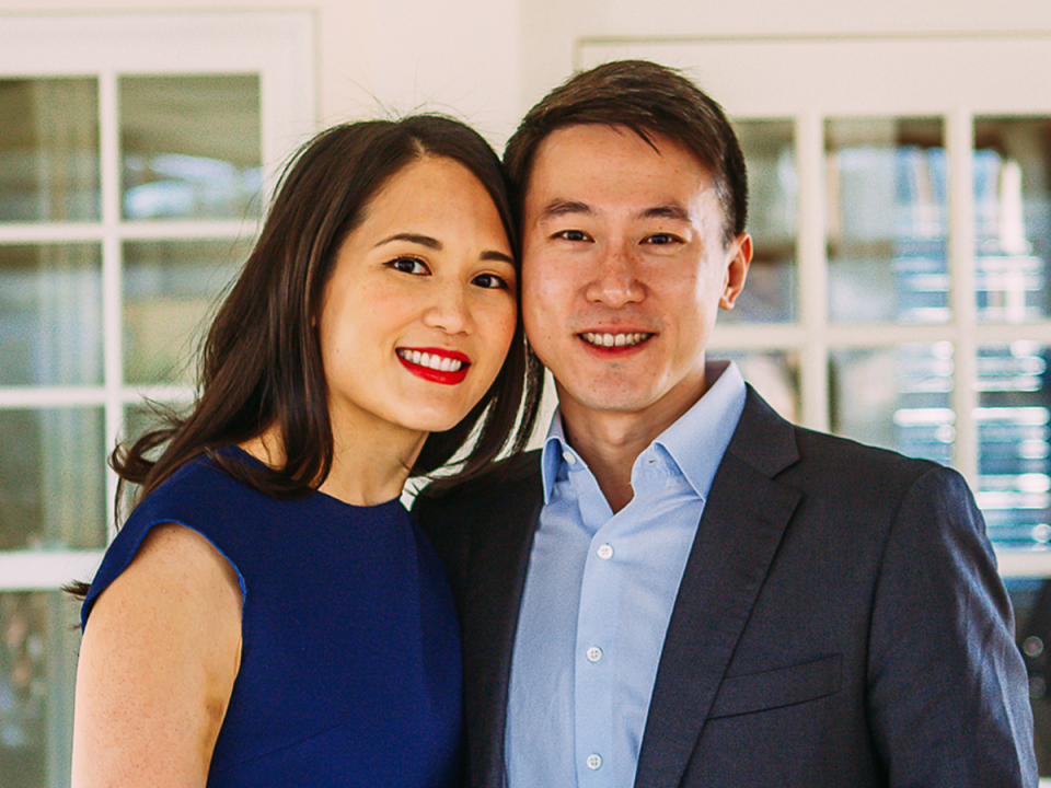 Shou Chew and his wife Vivian Kao pictured on an archived version of his Harvard Business School alumni page (web.archive)