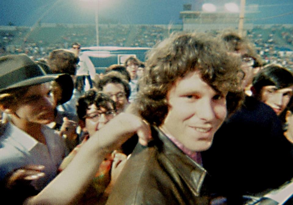 Zwischen seinem Tod und der öffentlichen Bekanntgabe lagen vier Tage. Genügend Zeit, um das Vermögen von der Bank zu holen und in einen Flieger zu steigen? Ja, sagen viele Fans. Jim Morrison habe seinen Tod vorgetäuscht, um zu flüchten. Eine Obduktion des Stars gab es schließlich nie. (Bild: Kinowelt)