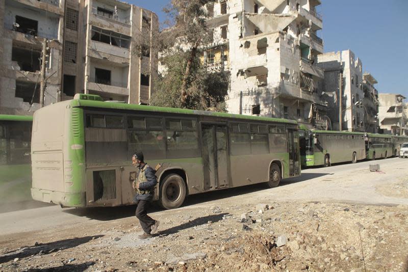 Suspenden evacuación de civiles en Alepo por ataques, según ONG