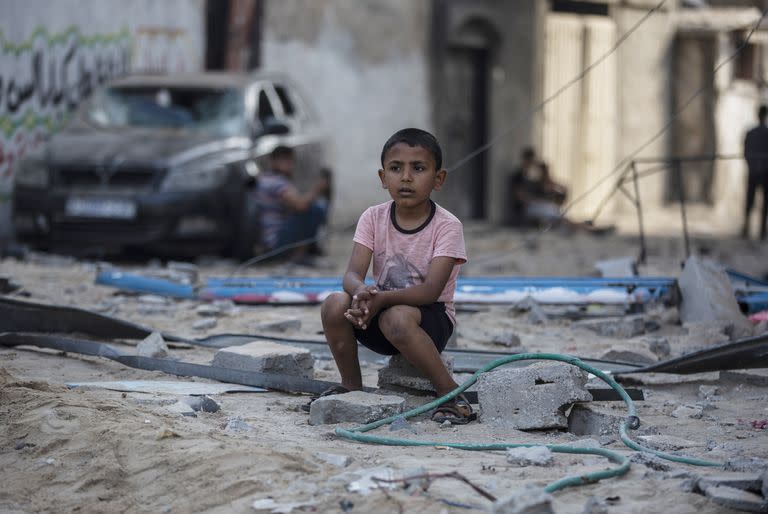Un niño palestino en medio de una zona de escombros tras un bombardeo israelí en el campo de refugiados Jabaliya (AP Foto/Khalil Hamra)