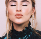 <p>Mit ihrem Make-up liegt Stefanie Giesinger goldrichtig, schließlich darf es an Weihnachten prunkvoll zugehen. Das Model setzt mit einem Eyeliner und Lippenstift in Gold funkelnde Akzente. (Bild: Instagram/stefaniegiesinger) </p>