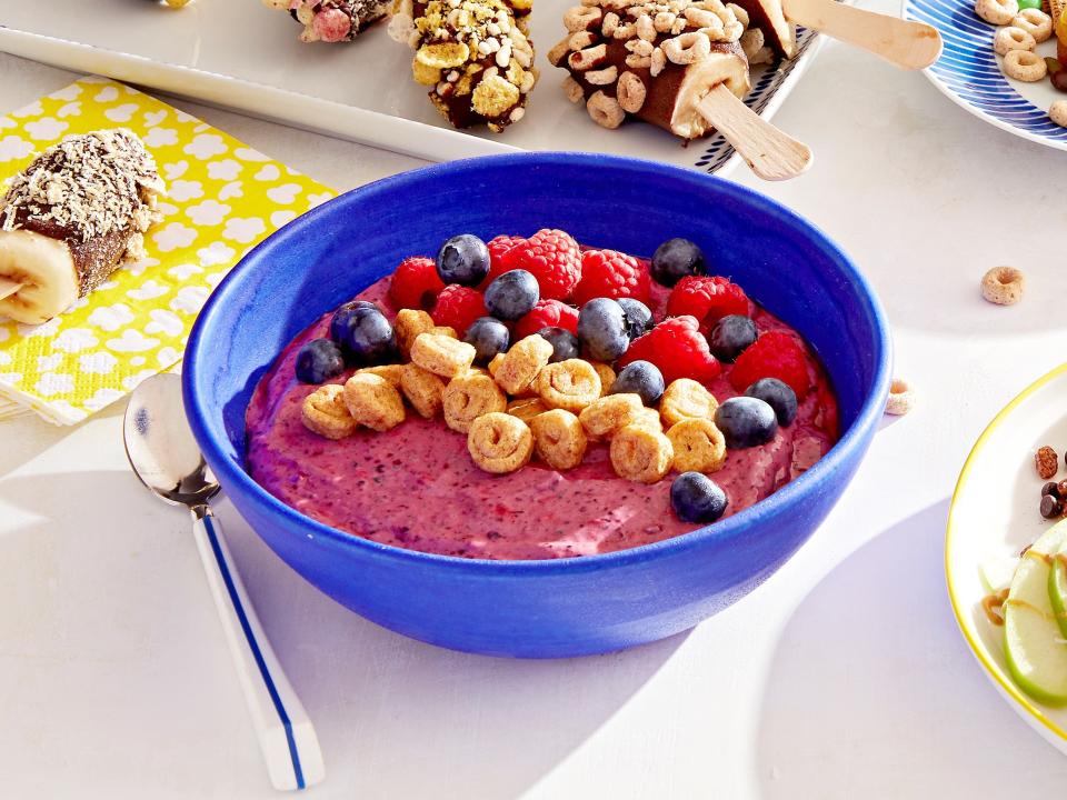 Think outside the cereal bowl! These yummy recipes transform your kids’ favorite cereals into family-favorite sweet treats.