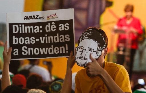 Activistas participan en una manifestación pidiendo que la presidenta de Brasil, Dilma Rousseff conceda asilo político a Edward Snowden, el 19 de diciembre de 2013 en Sao Paulo (AFP | Miguel Schincariol)