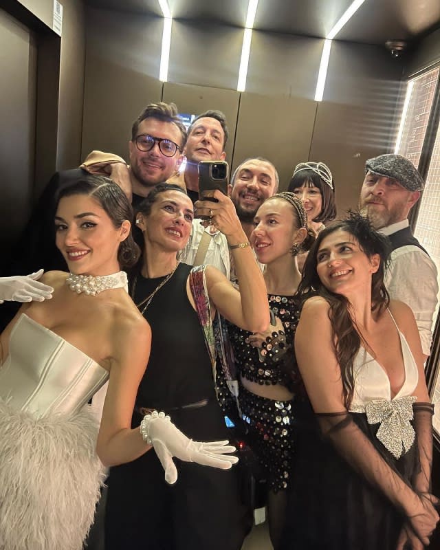 Hande Erçel lució dos espectaculares diseños de Amor Garibovich en su fiesta de cumpleaños