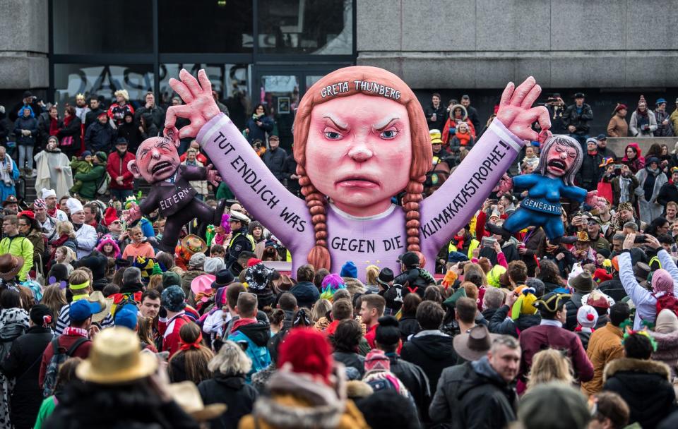 Nur eine Puppe? Lange Zeit stand der Vorwurf im Raum, Thunberg sei nur von einer PR-Agentur gesteuert, die ihr anfangs zur Seite stand. Thunberg löste jedoch jede Verbindung zum Unternehmen, ihr Vater kommentierte: "Sie will nicht mit irgendeiner Organisation in Verbindung gebracht werden. Ob ideell oder nicht: Sie will ganz frei sein." (Bild: 2019 Getty Images/Lukas Schulze)