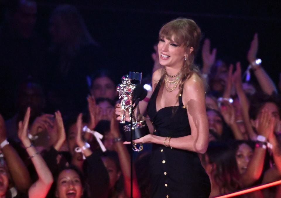 Taylor Swift accepts the Best Pop award for "Anti-Hero".