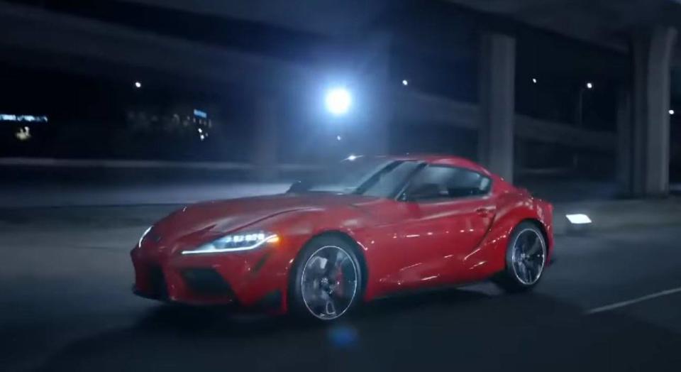 網路上出現一段2020 Toyota Supra上路影片，畫面從暗夜的公路橋下開始，接著很快地紅色2020 Toyota Supra現身道路奔馳