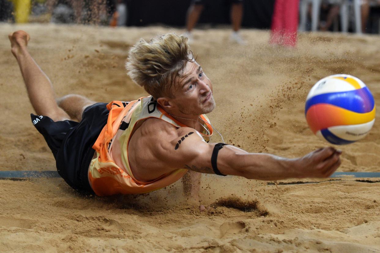 Brasilia, Brazil. 5th May, 2024. Steven Van De Velde saves the ball during the men's final match between Evandro Goncalves Oliveira Junior/Arthur Diego Mariano Lanci of Brazil and Steven Van De Velde/Matthew Immers of the Netherlands at the Volleyball World Beach Pro Tour Elite 16 2024 in Brasilia, Brazil, May 5, 2024. Credit: Lucio Tavora/Xinhua/Alamy Live News