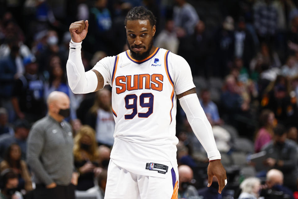 Jamal Crowder, de los Suns de Phoenix, festeja la victoria sobre los Mavericks de Dallas, el jueves 20 de enero de 2022 (AP Foto/Brandon Wade)