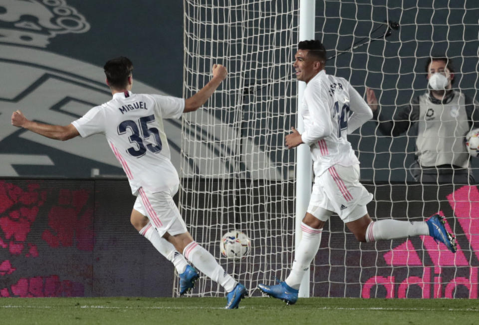 Casemiro, del Real Madrid, festeja luego de anotar el segundo gol de su equipo ante el Osasuna, el sábado 1 de mayo de 2021, en La Liga española (AP Foto/Bernat Armangue)