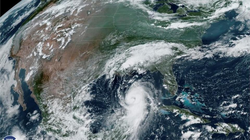 En un principio, se esperaba que Laura llegara con mayor fuerza. Pero un ligero cambio en la dirección del viento evitó que algunas áreas sufrieran inundaciones de hasta 6 metros. "Tuvimos un poco de suerte. Fue grande y poderoso (el huracán), pero pasó rápidamente", dijo el presidente Donald Trump.