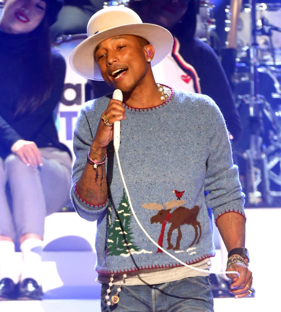 Sänger und Produzent Pharrell Williams gilt als Stil-Ikone, leistete sich mit seinem Look für seinen Auftritt bei “A Very Grammy Christmas” allerdings einen bemerkenswerten Fashion-Fauxpas. (Bild: Getty Images)