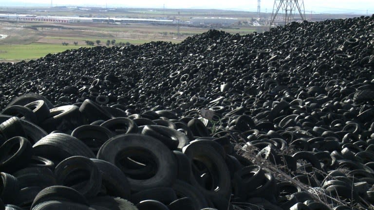 La inmensa mancha negra se extiende sobre diez hectáreas: muy cerca de la ciudad de Seseña, al sur de Madrid, millones de viejos neumáticos se amontonan en un vertedero ilegal, que trasforma el paisaje en una pesadilla medioambiental.