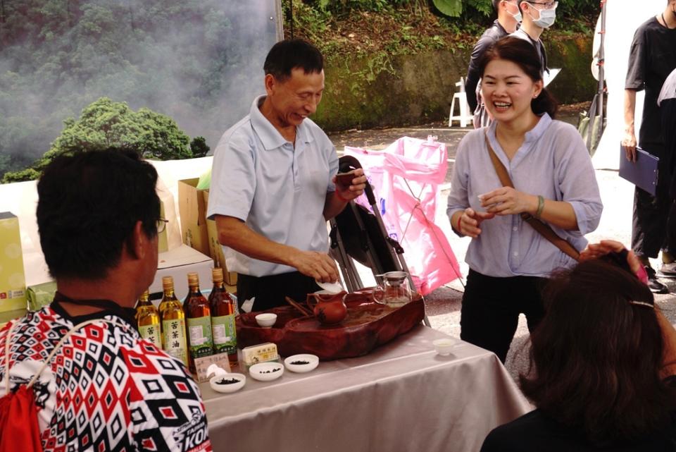 《圖說》民眾至坪林展售會品好茶饗美食。〈農業局提供〉