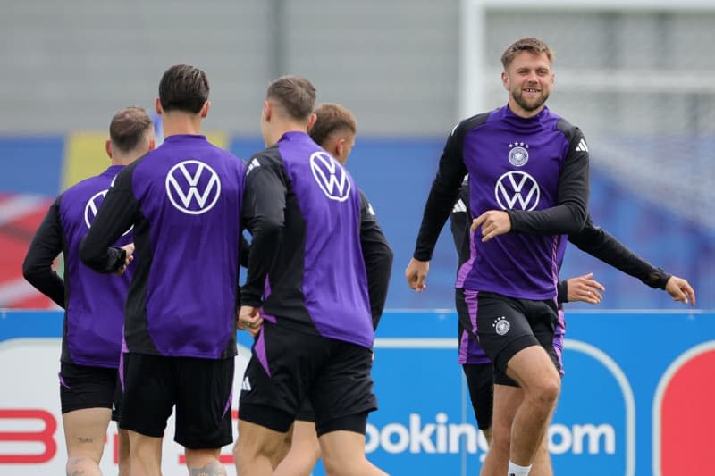 Der deutsche Nationalspieler Niklas Fulkrug (r.) und seine Teamkollegen nehmen am Training vor dem Viertelfinalspiel der UEFA Euro 2024 gegen Spanien am Freitag teil.  Christian Karisius/dpa