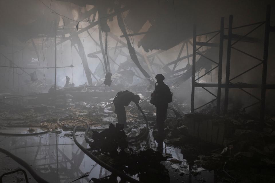 俄軍持續在烏克蘭哈爾科夫州推進，圖為該州一處房屋23日遭俄軍飛彈摧毀。路透社