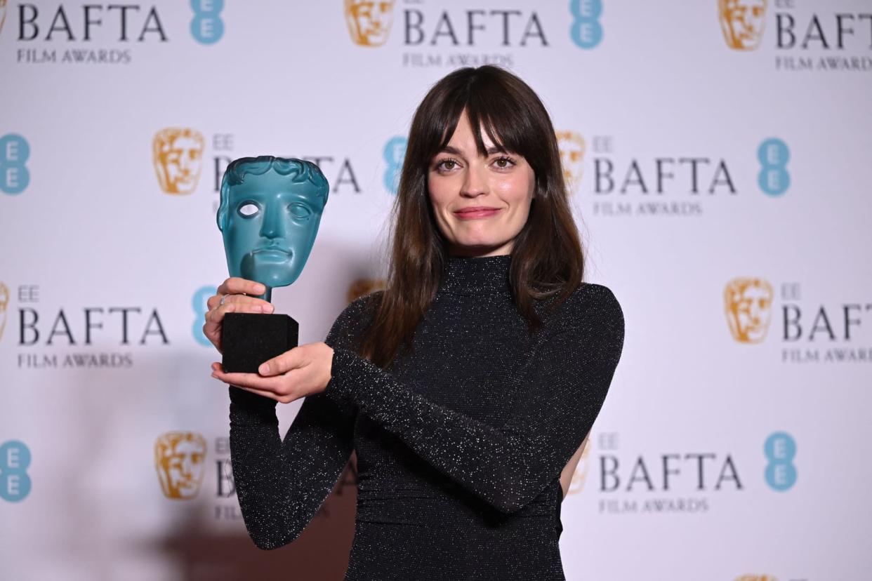 Emma Mackey, le 19 février 2023 à Londres, avec son Bafta 