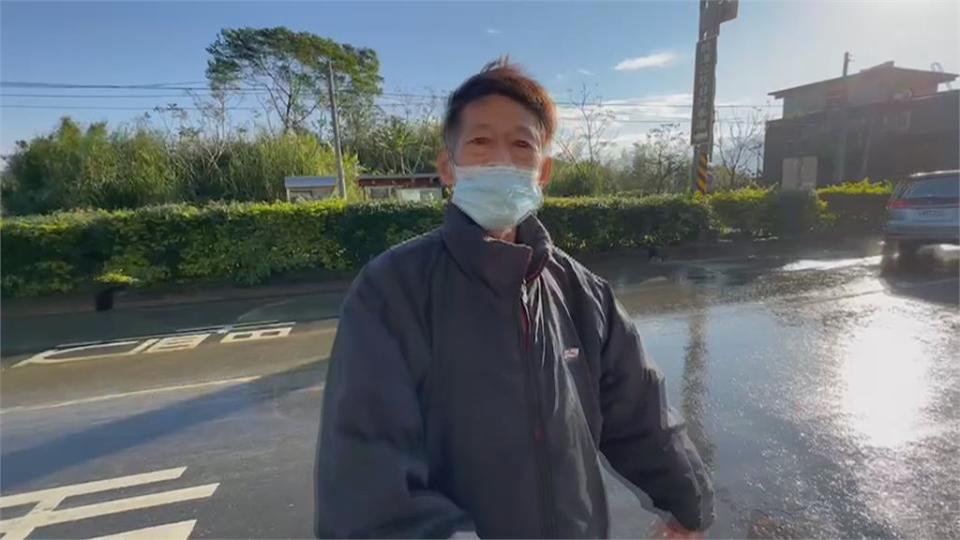 傻眼！沒下雨馬路變水路？　龍潭「湍急流水」沖走騎士