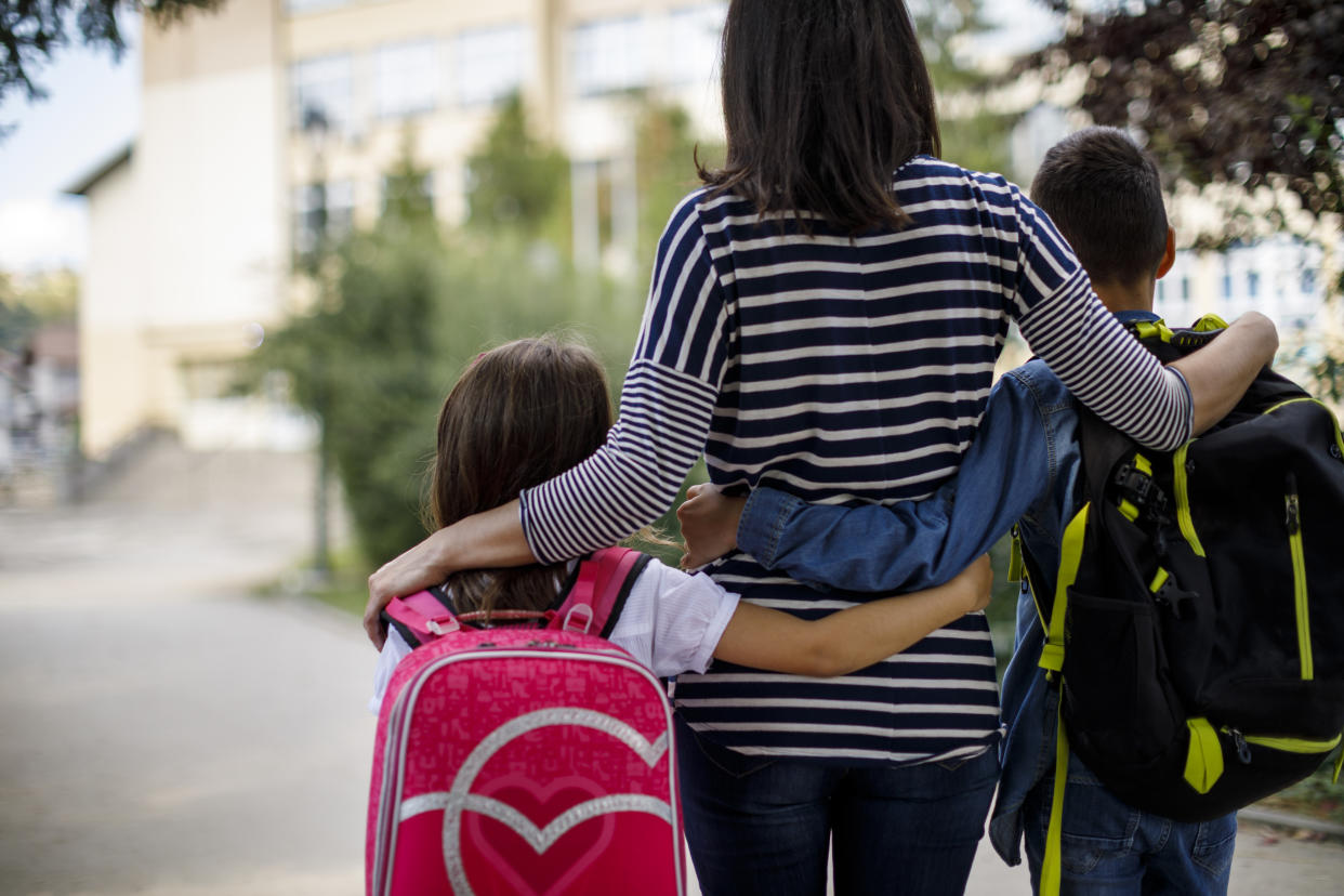 Una madre con sus hijos en el primer día de escuela (Foto:Getty)