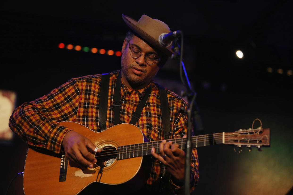 Dom Flemons performing live at City Winery in New York City (Photo: Al Pereira via Getty Images)