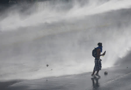 Demonstrators clash with police during rally against Venezuela's President Nicolas Maduro in Caracas, Venezuela May 1, 2017. REUTERS/Carlos Garcia Rawlins