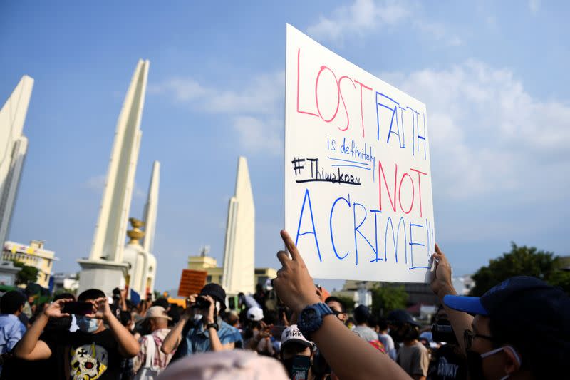 Un manifestante sostiene un cartel durante una protesta que exige la dimisión del gobierno en Bangkok, Tailandia, el 18 de julio de 2020