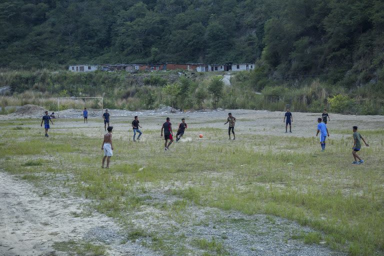 Jóvenes jugando al fútbol en Mangaltar, Nepal, en octubre de 2022.