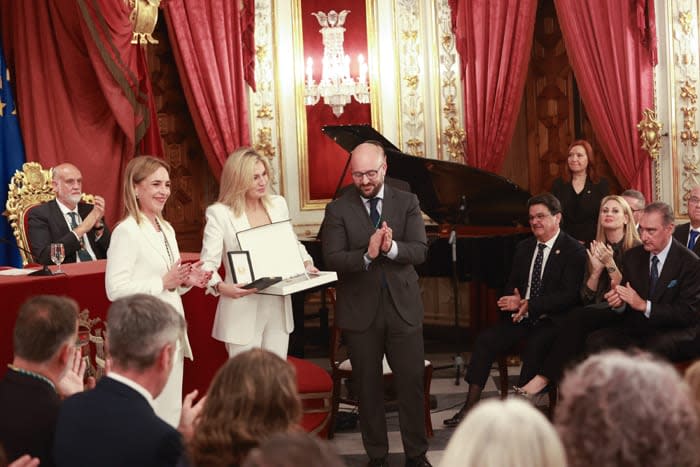 Sandra Golpe recibe la Medalla de la provincia de Cádiz