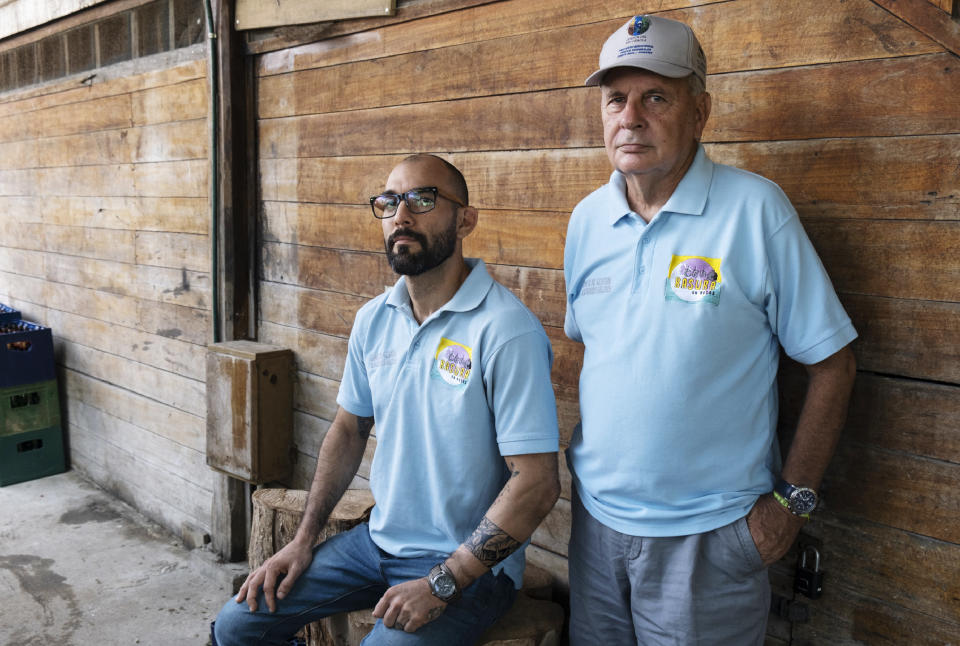 Carlos Cabrera and &Aacute;ngel Gonz&aacute;lez are part of Cero Basura,&nbsp;a community initiative which led&nbsp;to a local law to regulate the use of plastic bags in commercial establishments in some of the Bocas del Toro province, Panama. (Photo: Santiago Escobar-Jaramillo for HuffPost)
