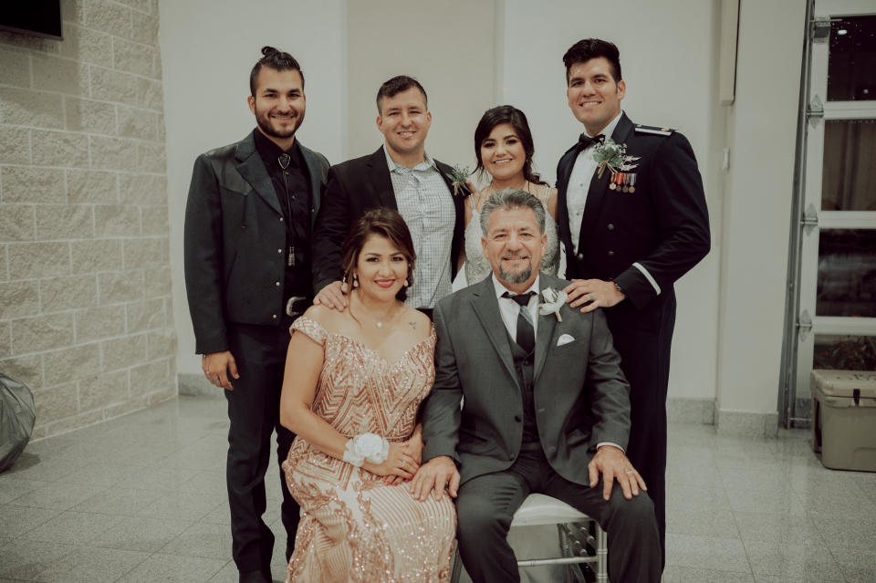 Dalila and Juan Perez with their four children.  (Photo: <a href="https://www.instagram.com/kbphotoco/?hl=hi" target="_blank">KB Photo </a>)