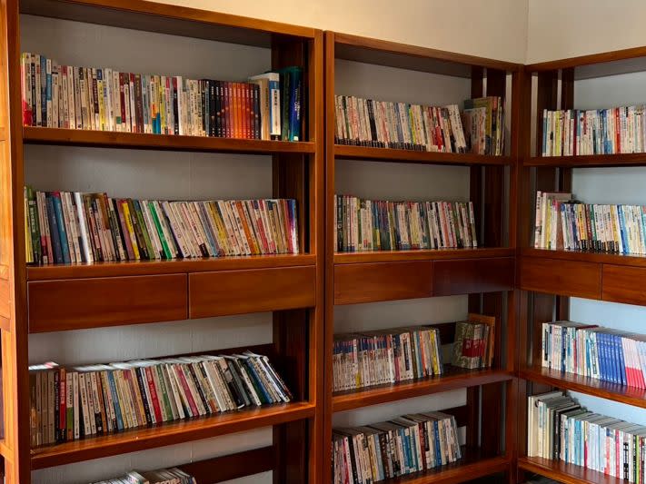台灣房屋捐助夏老奶奶500本書，讓她擔任圖書館館長（台灣房屋提供）。